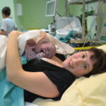 Caroline, en salle d'accouchement, avec son bébé tout juste né