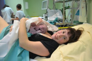 Caroline, en salle d'accouchement, avec son bébé tout juste né