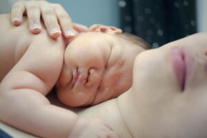 Un nouveau né en peau à peau avec sa maman
