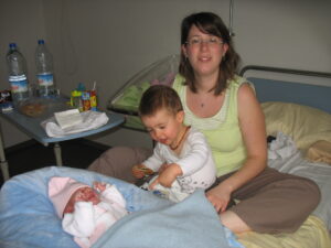 février 2011 - Caroline et ses enfants, à la maternité après la naissance d'Amy