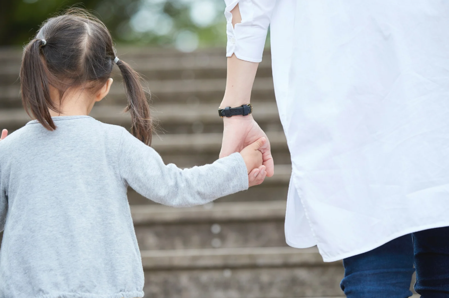 Parler du deuil d'un bébé à un enfant